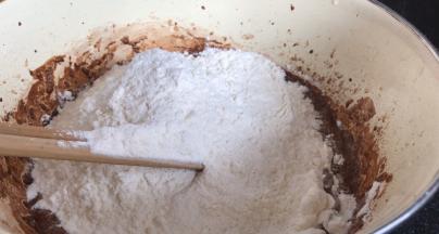 加入面粉，搅拌成絮状