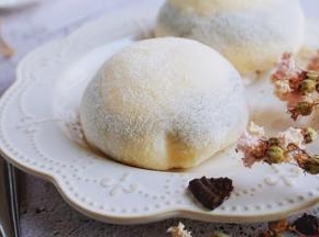 做好的雪媚娘，可以直接食用，也可以放入冰箱冷冻一小时，口感更棒，像极了榴莲、奥利奥冰淇淋，快动手试试吧，自己做的吃着炒鸡满足，超级放心，把网红们的雪媚娘甩出十八条街哦！