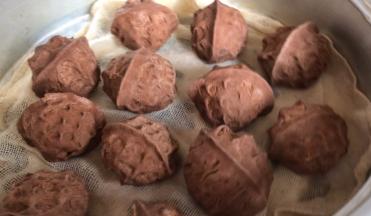 放入铺好蒸布的蒸格中，放入开水锅中大火蒸10分钟，关火后焖1分钟即可