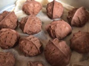 放入铺好蒸布的蒸格中，放入开水锅中大火蒸10分钟，关火后焖1分钟即可