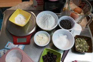 准备好全部的食材，把烤箱开到上下火180度开始预热，并且准备好玛芬烤模，放入油纸杯。