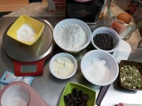准备好全部的食材，把烤箱开到上下火180度开始预热，并且准备好玛芬烤模，放入油纸杯。