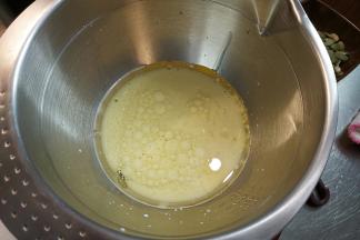 玉米油、牛奶倒入小盆内。