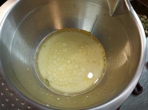 玉米油、牛奶倒入小盆内。