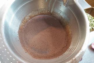 筛入可可粉，搅拌均匀。