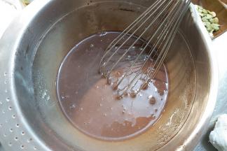 再依次加入蛋液、炼乳、细砂糖，搅拌均匀。