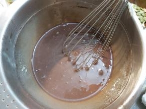 再依次加入蛋液、炼乳、细砂糖，搅拌均匀。