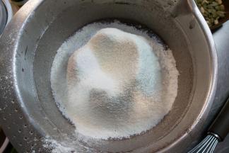 筛入低筋面粉、奶粉、泡打粉。