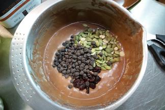 加入瓜子仁、巧克力豆、蔓越莓干，简单拌匀即可。