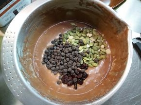 加入瓜子仁、巧克力豆、蔓越莓干，简单拌匀即可。