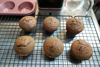 烤制完成后，马上取出脱模，然后在晾网上放凉再密封保存即可。