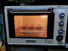 烤箱180度预热以后，放入模具，烤制24分钟左右。