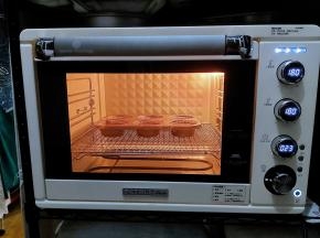 烤箱180度预热以后，放入模具，烤制24分钟左右。