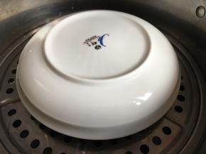 最好选用浅一些的盘子，容易成熟均匀。冷水入锅，在小盘上再扣一个大盘，以免汽水滴进盘中，影响糯米粉的成熟效果，锅上气后蒸25分钟。