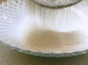 水磨糯米粉过筛，我用的水磨糯米粉，是妹妹的婆婆自己浸泡，研磨，晾晒的纯手工糯米粉，在晾晒过程中，会有少许稻草掺杂其中，也会有一些面疙瘩，过一遍晒，去掉糯米粉中的杂质，如果你是买现成的机械磨成的粉，这一步可以省略。