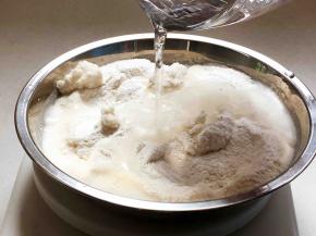 糯米粉分次加水，搅拌均匀。