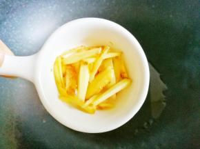 热锅热油放姜丝爆香，