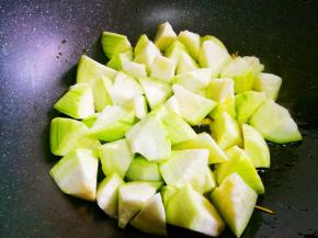 倒入丝瓜翻炒至变色，