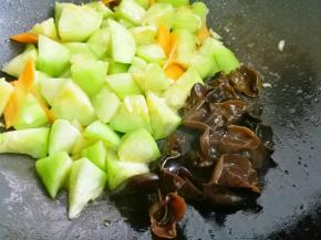 加入木耳。