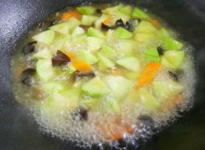 加入一大碗水。