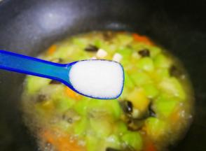 加入1勺盐、1勺胡椒粉调味。