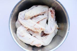 鸭翅每截划三刀。