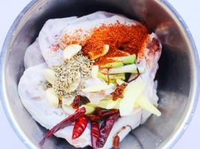 倒入其它准备好的食材。