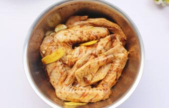 腌制1小时以上。