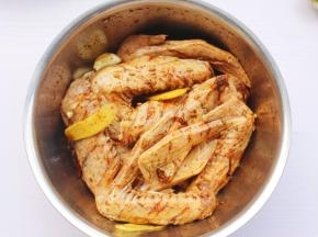 腌制1小时以上。