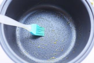 电饭煲刷一层油。