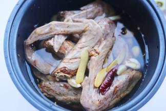 加入没过食材的水。