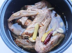 加入没过食材的水。
