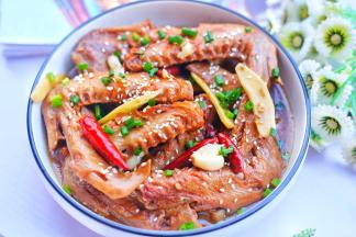 脱骨软烂，相当入味，出游的话直接打包带走吧，旅途不愁吃喝，才更惬意～