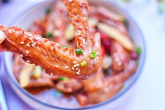 骨头都啃光了。