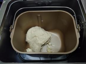 第一次和面结束时，加入切成小块的黄油，继续选择和面18分钟