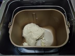 第一次和面结束时，加入切成小块的黄油，继续选择和面18分钟