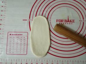 依次把面团擀成椭圆形