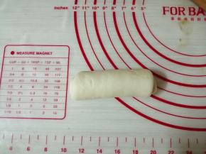 再卷起，每做好一个都要重新盖上保鲜膜