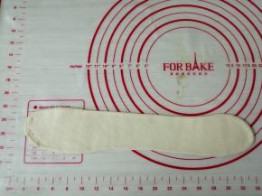 再把面团擀成30多厘米长