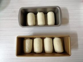 卷起，放入300克的吐司盒里，一个300克的吐司盒可以放入4个面包胚，我另外用一个磅蛋糕模放剩余的3个面包胚（如果你用的是450克吐司盒，就把面团分成3份，同样的步骤操作）