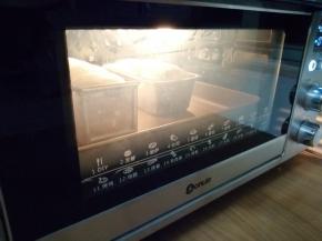 放入已经预热到上火170度，下火185度的烤箱最下面一层，烘烤30分钟左右，在烘烤到10分钟时，表面上色严重，可以加盖锡纸，以防上色过深。（实际烘烤温度要根据自家烤箱脾气而定，如果你与我的烤箱同型号的，可以参考此温度）