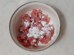 猪肉糜加生粉、盐、黄酒。