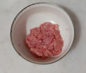 加少许水拌匀腌渍十五分钟。