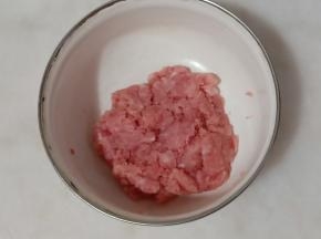 加少许水拌匀腌渍十五分钟。