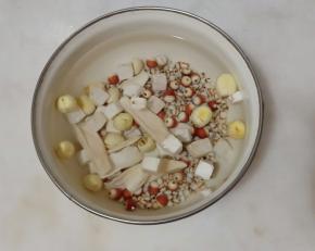 茯苓、薏仁、芡实、淮山、莲子洗净清水浸泡十分钟。