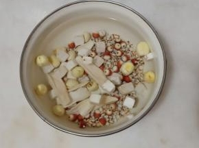 茯苓、薏仁、芡实、淮山、莲子洗净清水浸泡十分钟。