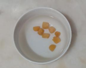 干贝洗干净用清水浸泡十分钟。