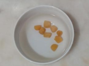 干贝洗干净用清水浸泡十分钟。