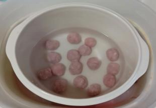 电炖盅放入600毫升水，将猪肉糜搓成小肉丸放入水中。