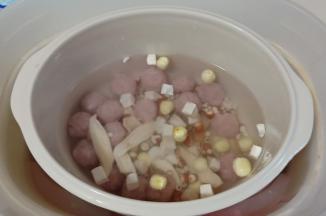 加入泡好的薏仁等食材，再加入海底椰片。